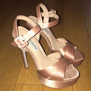 💕 PINK SATIN STEVE MADDEN HEELS 💕
